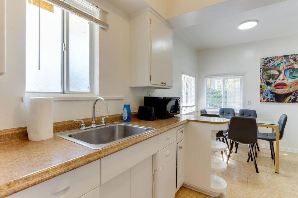 2 Bedroom Mid-wilshire Charmer Close To Downtown Casa vacanze Los Angeles